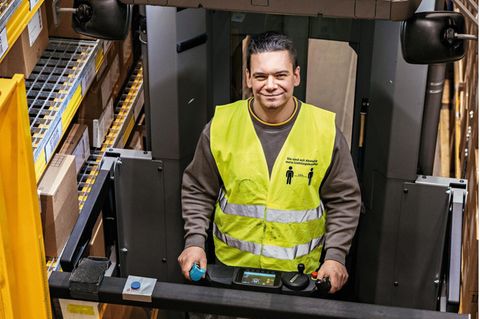 Sven Speckin, Servicetechniker bei Jungheinrich, bei der Arbeit: Gabelstapler müssen rollen, damit auch in der Krise der Nachschub für Handel und Kliniken kommt. Deswegen läuft die Wartung weiter – mit Abstand und Maske (hier nur für das Foto abgenommen).  Die Firma bedankte sich bei Speckin mit 750 Euro Sonderzahlung