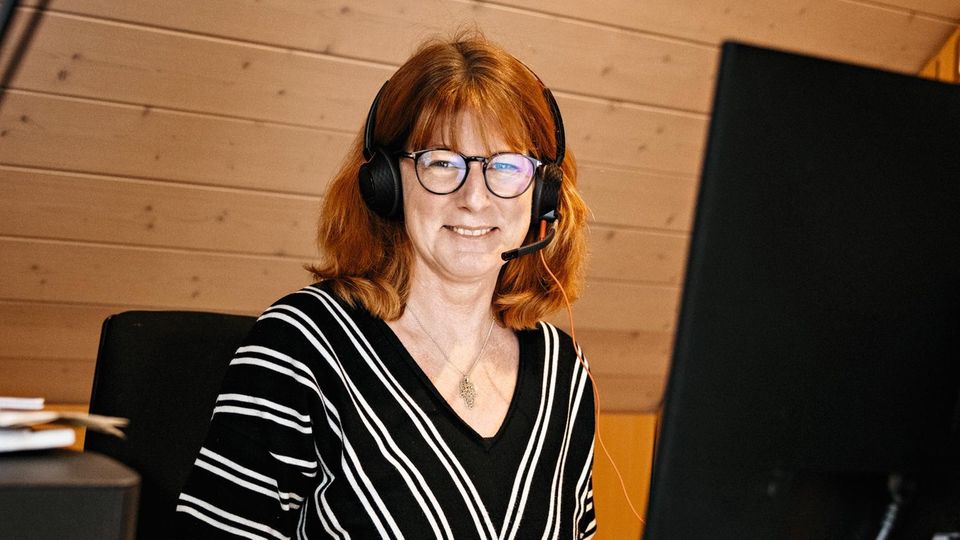 Nach der Elternzeit hat Elke Ruffing auch in Teilzeit Karriere ­gemacht. Heute hat sie Verantwortung für 30 Softwareentwickler.  Seit März sind alle fast durchgehend im Homeoffice. Das Unternehmen bietet Schulungen an, wie man aus der Entfernung gut führt