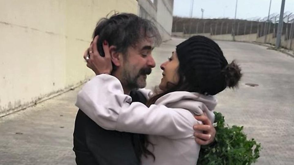 Veysel Ok has posted a photo on Instagram with the following remarks:#FreeDeniz & #FreeDilek Twitter, 2018-02-16 14:40:02. Photo supplied by insight media. Service fee applies.NICHT ZUR VERÖFFENTLICHUNG IN BÜCHERN UND BILDBÄNDEN! EDITORIAL USE ... Yücels Frau empfing ihren Mann bei der Freilassung vor dem Gefängnistor mit einem Strauß Petersilie.