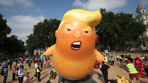 Ballon schwebt bei Demo in London