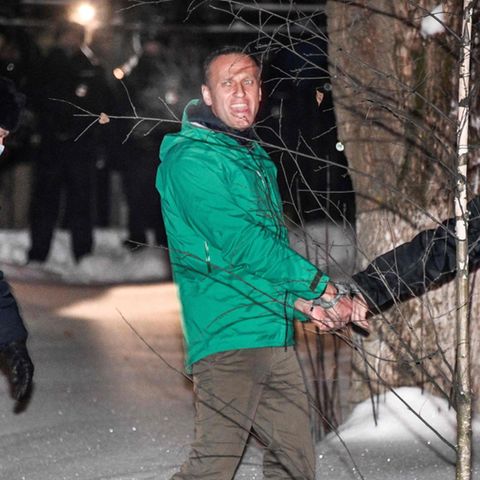 Alexej Nawalny wird aus einer Polizeistation in Chimki außerhalb von Moskau geführt