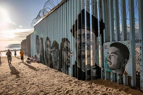 Grenzzaun zwischen Mexico und den USA mit Kunstwerk