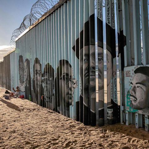 Grenzzaun zwischen Mexico und den USA mit Kunstwerk