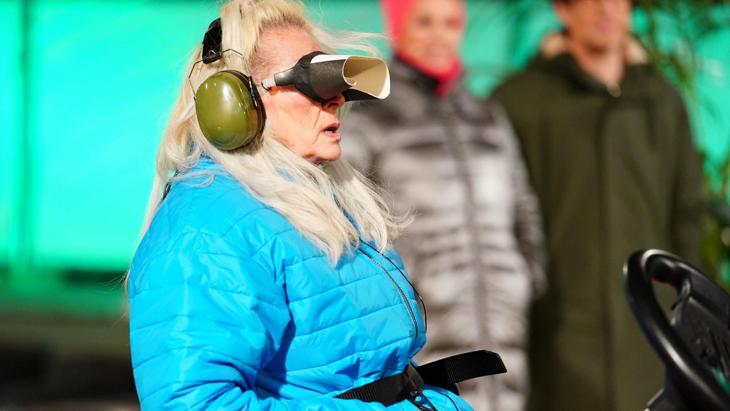 Kapitänin Bea Fiedler in Aktion. Zusammen mit Lars Tönsfeuerborn und Lydia Kelovitz muss sie die legendäre Auto-Dschungelprüfung absolvieren. Dabei gilt es, einen Buggy durch einen Parcours zu lenken.