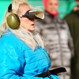 Kapitänin Bea Fiedler in Aktion. Zusammen mit Lars Tönsfeuerborn und Lydia Kelovitz muss sie die legendäre Auto-Dschungelprüfung absolvieren. Dabei gilt es, einen Buggy durch einen Parcours zu lenken.