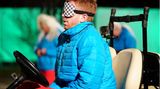 Tönsfeuerborn nimmt am Steuer Platz und muss auf die Anweisungen von Bea Fiedler hören. Allerdings ist die Stimmung zwischen den beiden angespannt. Der ehemalige "Prince Charming"-Kandidat ist genervt von Fiedlers Launen und Pessimismus. 