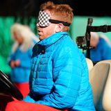 Tönsfeuerborn nimmt am Steuer Platz und muss auf die Anweisungen von Bea Fiedler hören. Allerdings ist die Stimmung zwischen den beiden angespannt. Der ehemalige "Prince Charming"-Kandidat ist genervt von Fiedlers Launen und Pessimismus. 