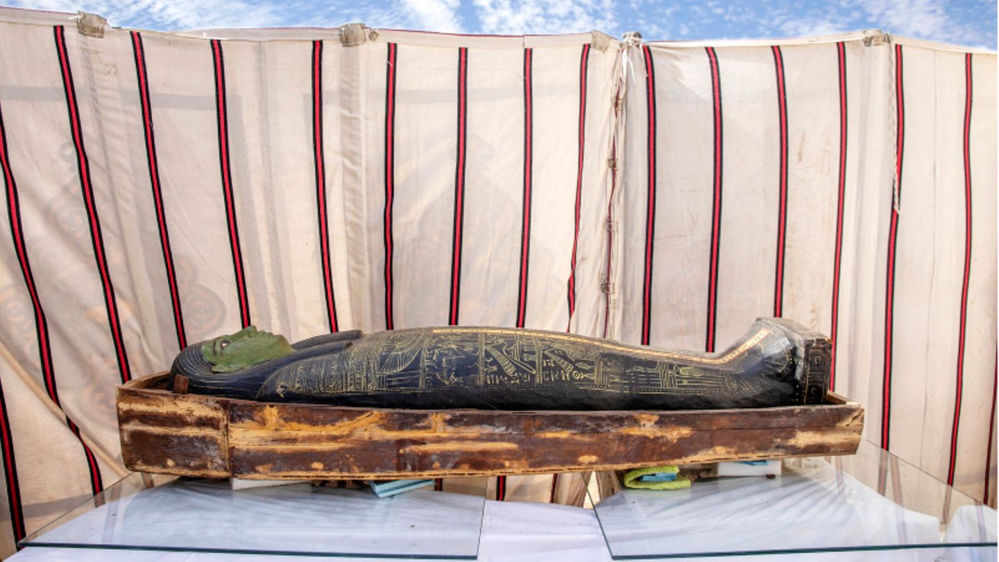 Ägypten, Giza: Ein antiker Sarkophag wird ausgestellt.