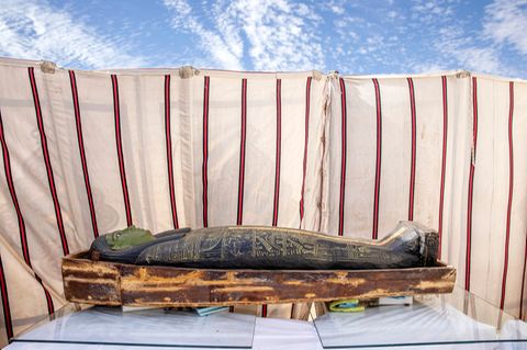 Ägypten, Giza: Ein antiker Sarkophag wird ausgestellt.