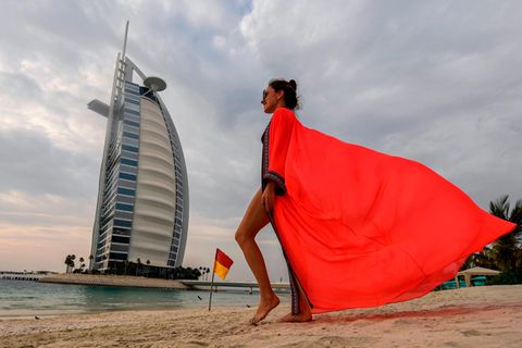 Eine Touristin vor dem Hotel Burj al-Arab