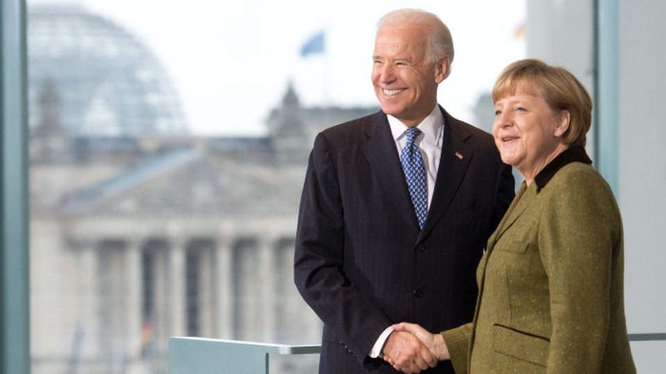 Kanzlerin Angela Merkel empfängt 2013 im Kanzleramt den damaligen US-Vizepräsidenten Joe Biden.