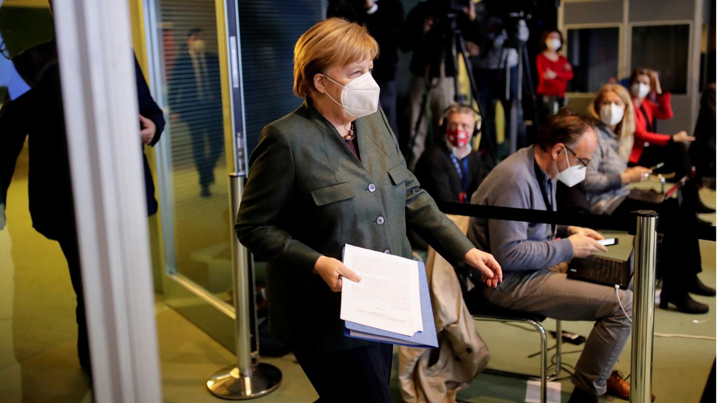 Merkel bleibt hart, auch wenn um sie herum überall Zeichen von bleierner Müdigkeit zu erkennen sind Merkel bleibt hart, auch wenn um sie herum überall Zeichen von bleierner Müdigkeit zu erkennen sind