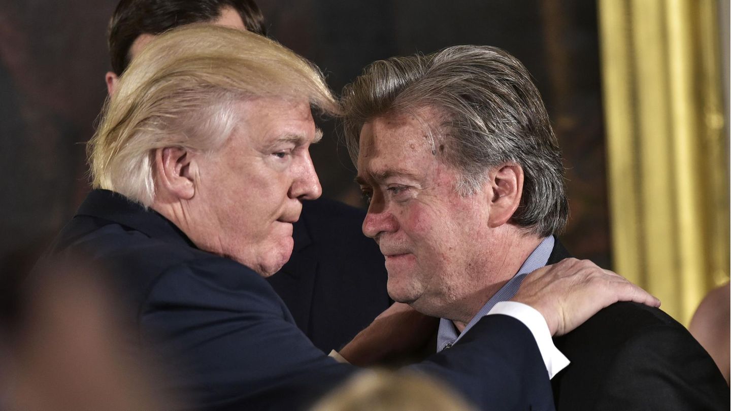 Donald Trump (l.) soll Steve Bannon nach einem gemeinsamen Telefonat begnadigt haben (Archivbild)