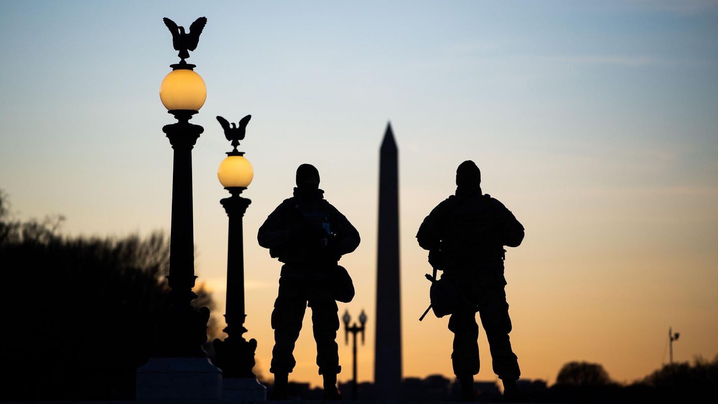 Wächter am Abend vor der Inauguration von Joe Biden in Washington nahe Kapitol und Washington Monument