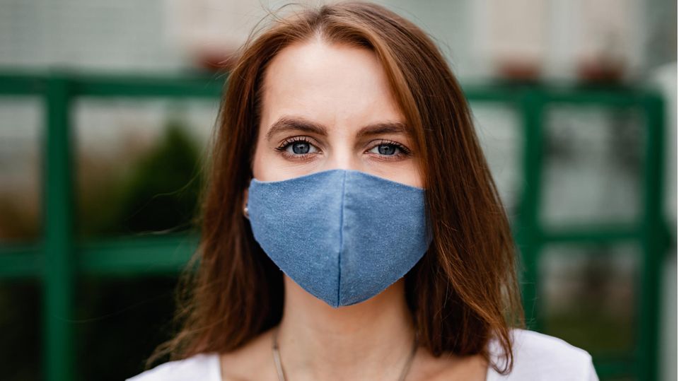 Coronavirus: Eine Frau trägt eine Stoffmaske