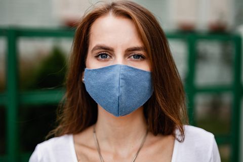 Coronavirus: Eine Frau trägt eine Stoffmaske