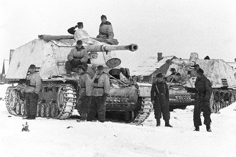 Panzerjäger Nashorn - wegen des hohen Gewichts der Waffe musste massiv an der Panzerung gespart werden