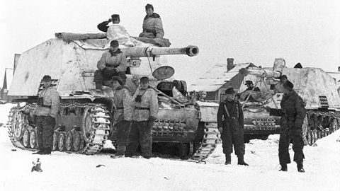 Wegen des hohen Gewichts der Waffe musste massiv an der Panzerung gespart werden