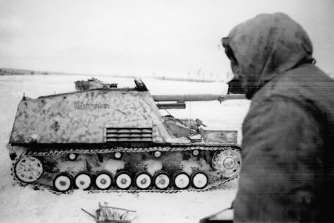 Ein Nashorn 1945 in den Kämpfen um Ostpreussen.