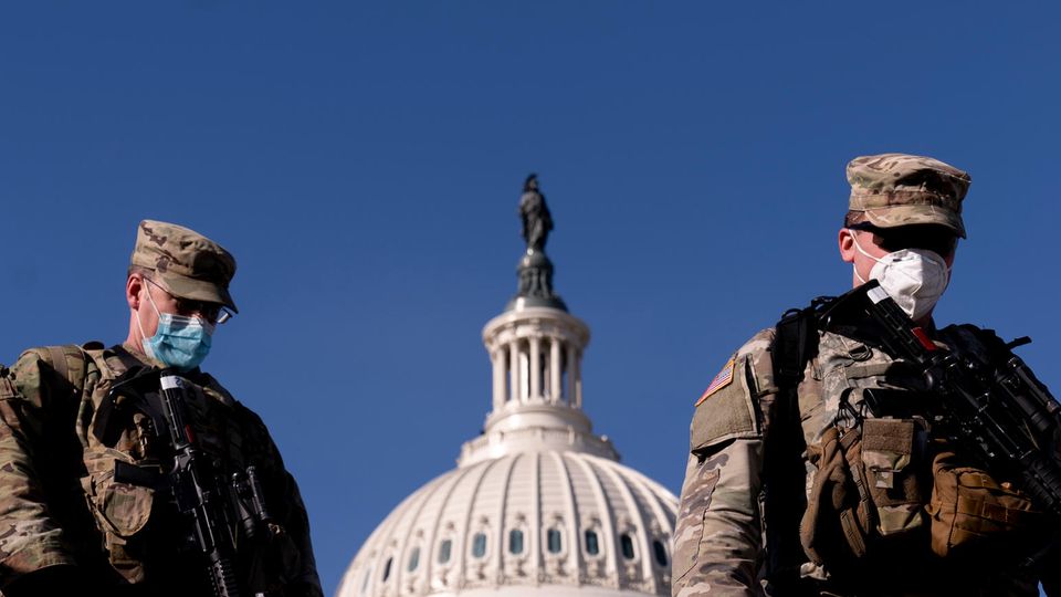 Vor der Kuppel des Kapitols in Washington sind zwei Mitglieder der US-Nationalgarde zu sehen