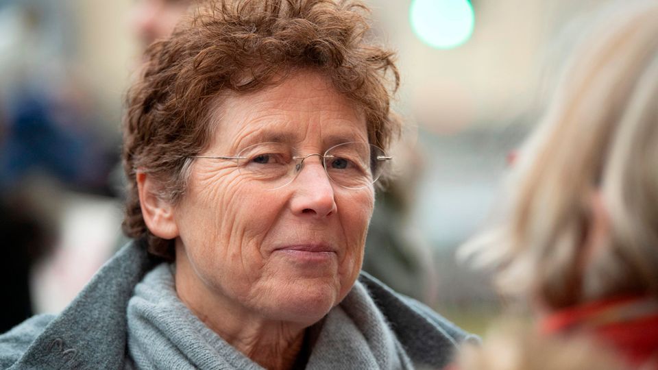 Die Gießener Frauenärztin Kristina Hänel steht vor einem Gericht zwischen ihren Unterstützerinnen.