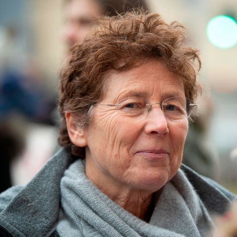 Die Gießener Frauenärztin Kristina Hänel steht vor einem Gericht zwischen ihren Unterstützerinnen.