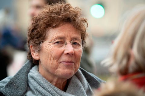 Die Gießener Frauenärztin Kristina Hänel steht vor einem Gericht zwischen ihren Unterstützerinnen.
