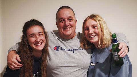 In Swan Valley in Westaustralien: Paulina Täschlein (links) mit Gastvater Jeremy und ihrer Freundin Jenny (rechts)