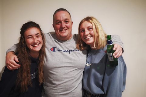 In Swan Valley in Westaustralien: Paulina Täschlein (links) mit Gastvater Jeremy und ihrer Freundin Jenny (rechts)