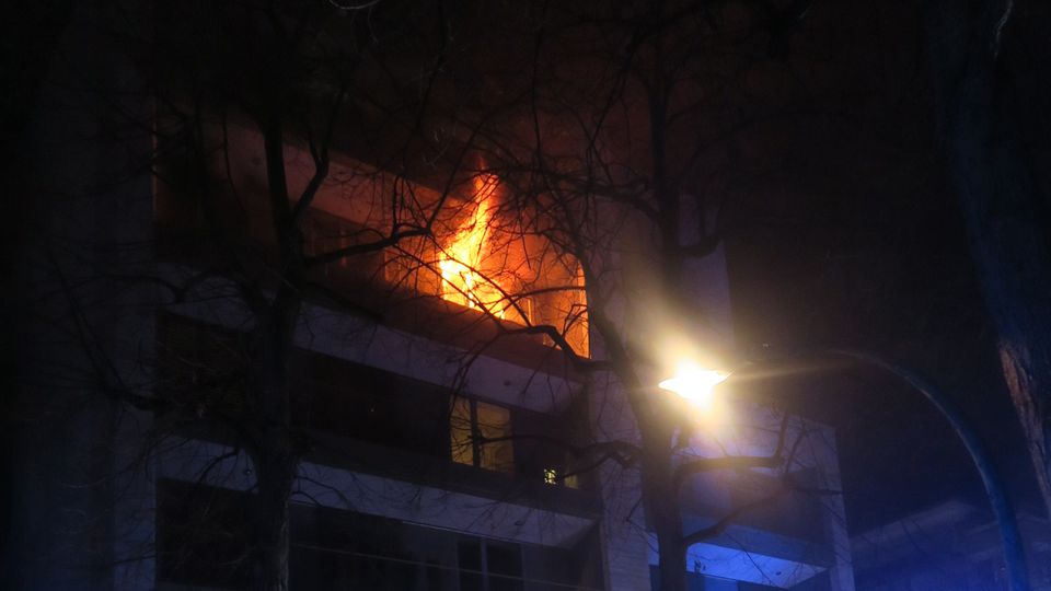Nachrichten Deutschland Frankfurt Eine Wohnung im Frankfurter Stadtteil Westend steht lichterloh in Flammen
