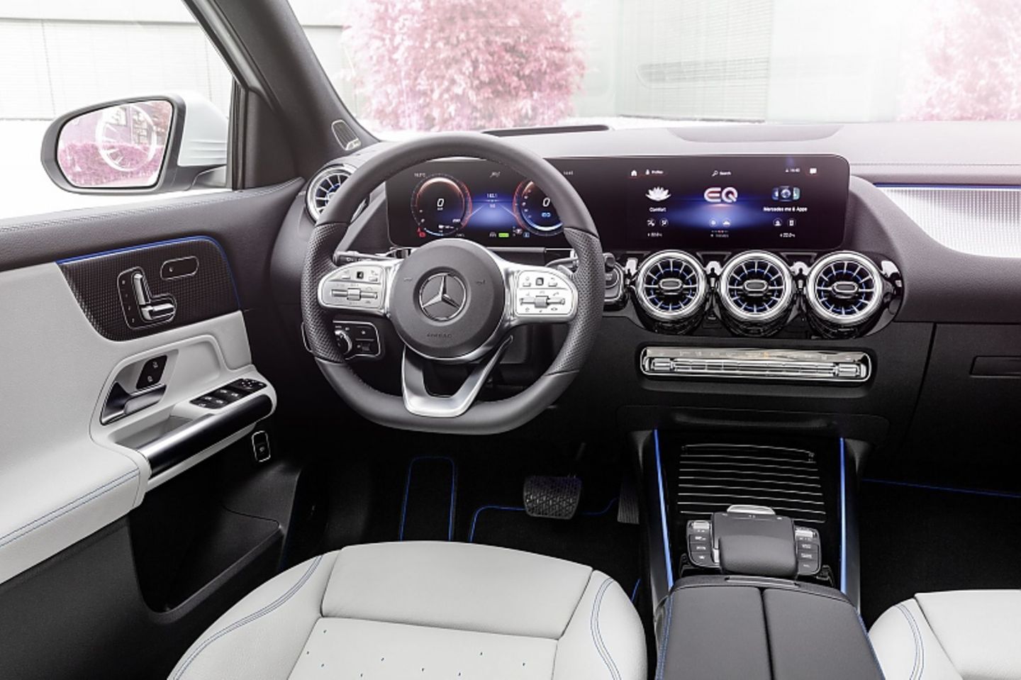 Das Cockpit bietet typische, gute Mercedes-Kost