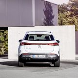 Bei der Heckansicht sind die Luftleitsysteme am Unterboden deutlich zu sehen