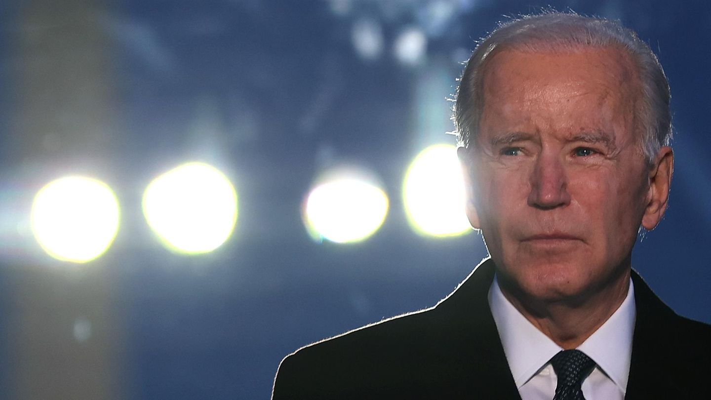 US-Präsident Joe Biden vor Scheinwerfern in Washington