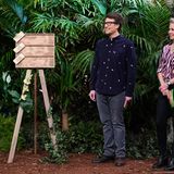 Die Moderatoren Daniel Hartwich und Sonja Zietlow nennen dem jeweiligen Kandidaten einen Begriff passend zu der Kategorie, die auf der Holzplatte steht. Diesen muss er nun buchstabieren.