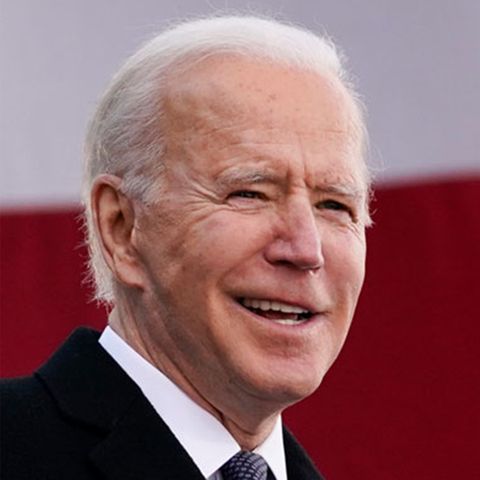 Donald Trump steigt in Helikopter, Joe Biden vor einer USA-Fahne