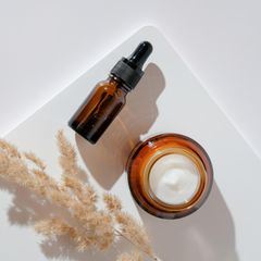 Vegane Kosmetik verzichtet auf Inhaltsstoffe tierischen Ursprungs.