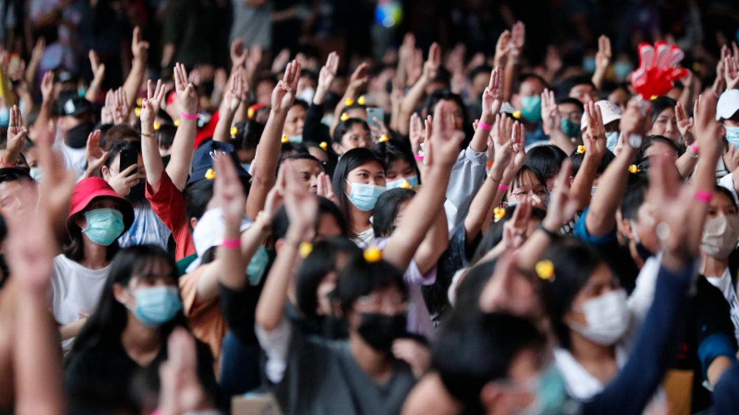Bei einer pro-demokratischen Kundgebung zeigen Teilnehmer den drei-Finger-Gruß als Zeichen des Widerstands.
