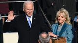 Joe Biden legt an der Seite seiner Frau Jill den Amtseid ab
