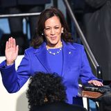 Kamala Harris legt ihren Amtseid ab - ihr Ehemann Doug Emhoff hält die Bibel