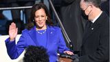 Kamala Harris legt ihren Amtseid ab - ihr Ehemann Doug Emhoff hält die Bibel