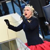 Auf ihren Auftritt haben alle gewartet: Lady Gaga schmettert inbrünstig die US-Nationalhymne - in ein goldenes Mikrofon