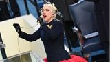 Auf ihren Auftritt haben alle gewartet: Lady Gaga schmettert inbrünstig die US-Nationalhymne - in ein goldenes Mikrofon