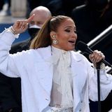 Jennifer Lopez aka J.Lo singt zwar nicht in ein goldenes Mikro, aber liefert trotzdem ordentlich ab - mit ihrer Interpretation von "This Land is Your Land" und "America the Beautiful"