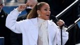 Jennifer Lopez aka J.Lo singt zwar nicht in ein goldenes Mikro, aber liefert trotzdem ordentlich ab - mit ihrer Interpretation von "This Land is Your Land" und "America the Beautiful"