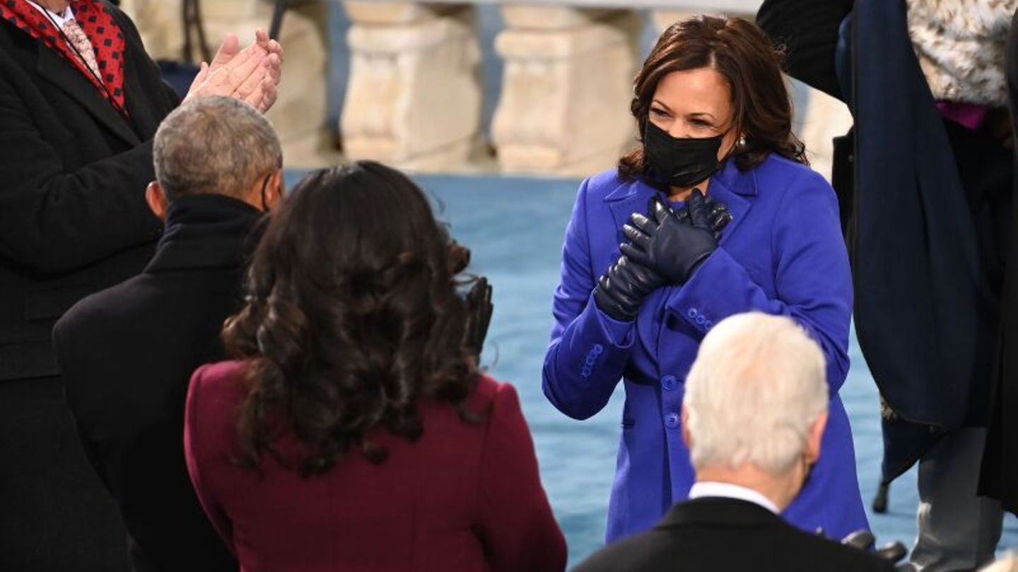 Die frisch vereidigte Vizepräsidentin Kamala Harris teilt ihre Freude mit den Obamas