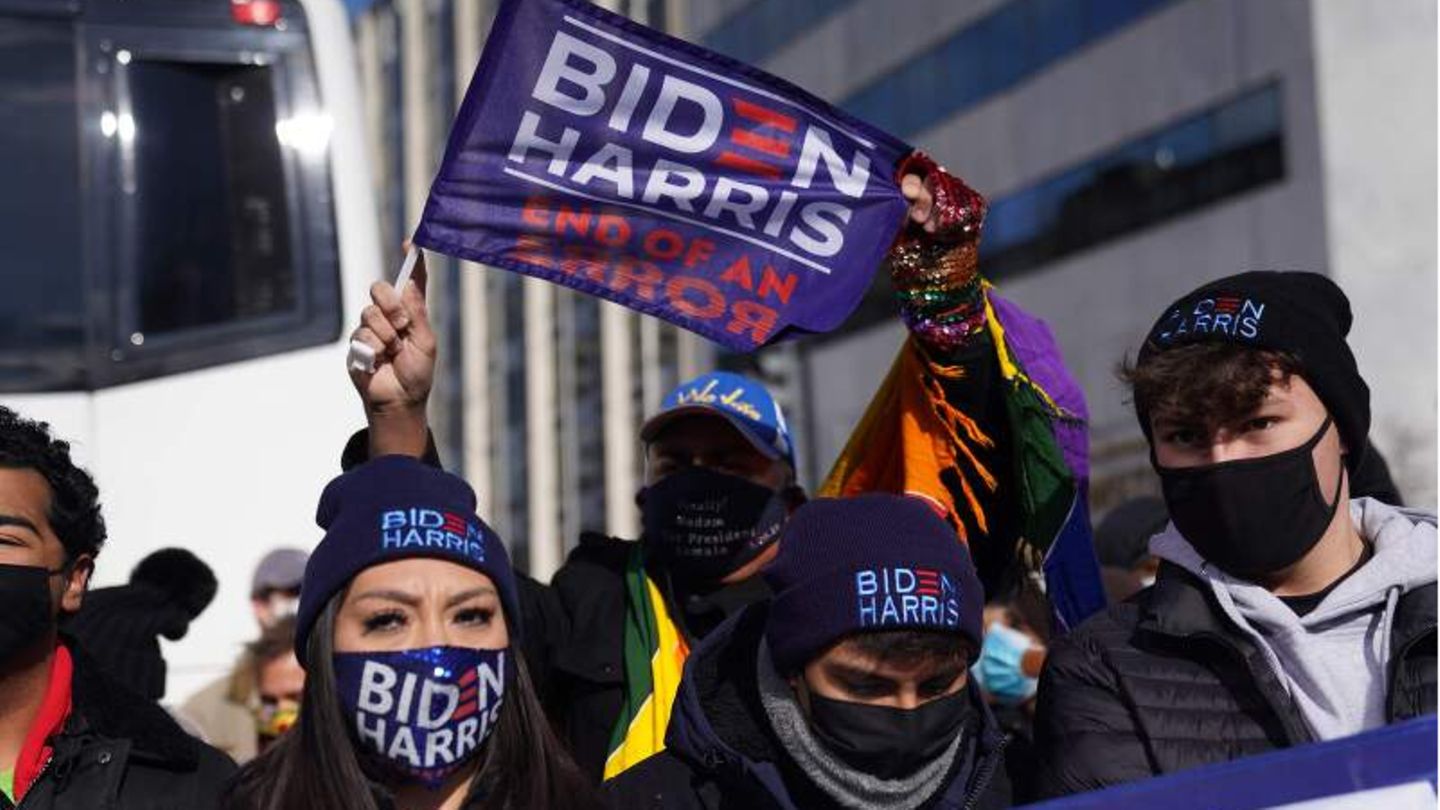 Auch wenn es keine offiziellen Eintrittskarten für die Zeremonie gab, ein paar Biden-Harris-Fans haben sich trotzdem vor den Absperrungen vor dem Kapitol versammelt.
