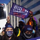 Auch wenn es keine offiziellen Eintrittskarten für die Zeremonie gab, ein paar Biden-Harris-Fans haben sich trotzdem vor den Absperrungen vor dem Kapitol versammelt.