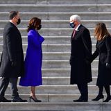 Das neue Vizepräsidenten-Paar Harris und Emhoff trifft auf der Kapitolstreppe auf das alte - Mr. und Mrs. Pence