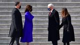 Das neue Vizepräsidenten-Paar Harris und Emhoff trifft auf der Kapitolstreppe auf das alte - Mr. und Mrs. Pence