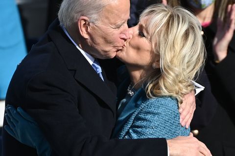 Love is in the air: Joe und Jill umarmen und küssen sich nach der geschafften Amtsübernahme